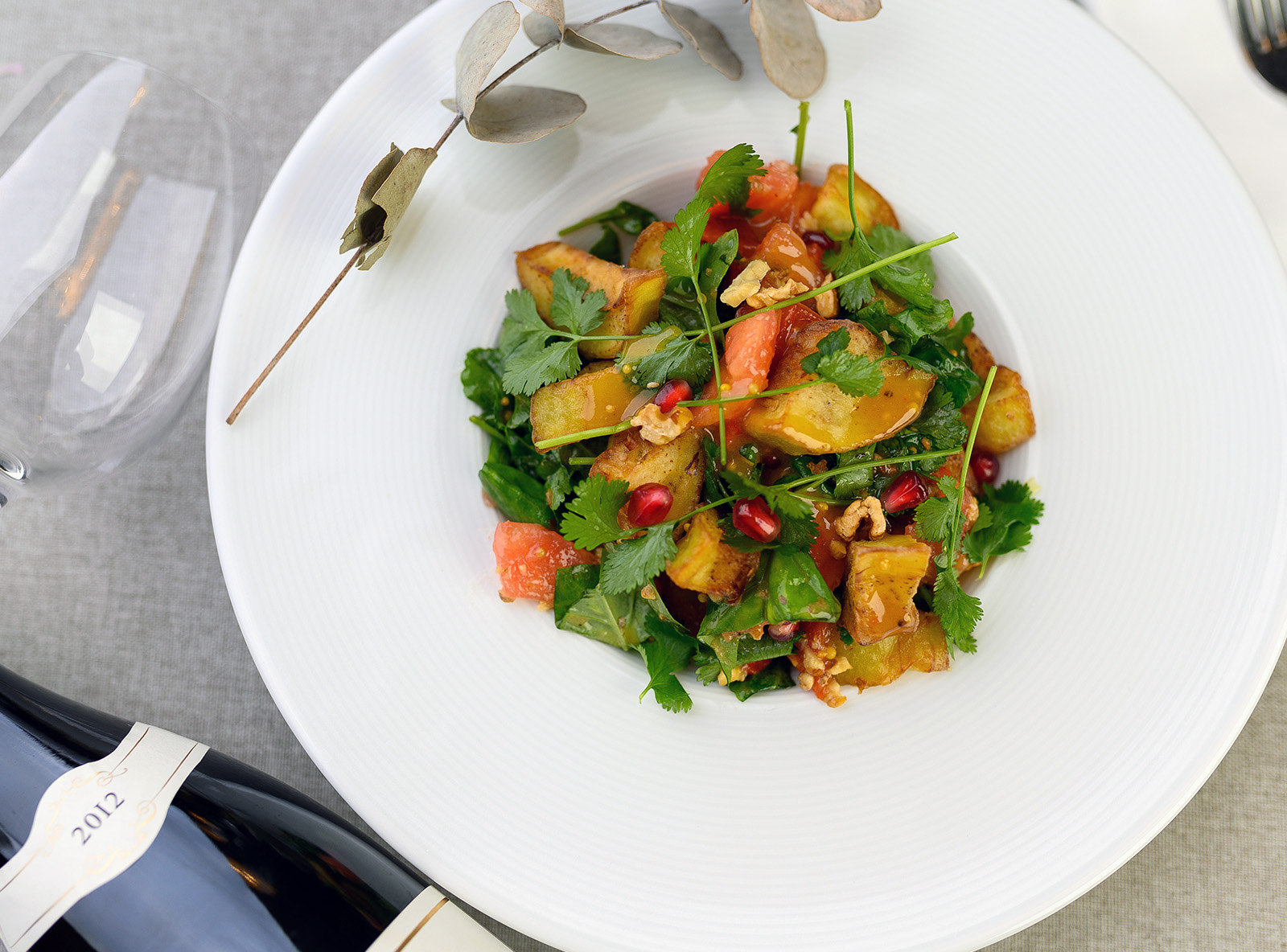 Салат с хрустящими баклажанами и печёными овощами, приправленный оливковым маслом и винным уксусом